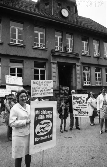 Parents and pupils of the Dortmund Loh School