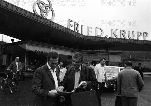 Shift change at Krupphuettenwerke AG on 14. 9. 1971 in Rheinhausen