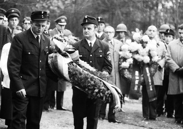 A meeting of the traditional associations of the Waffen- SS to honour their dead of the 6th SS Division North on 14. 11. 1971 in Hunrueck was accompanied by the Bundeswehr with officers and a squad of recruits