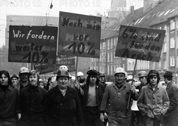 About 4000 steelworkers of Hoesch AG Westfalenhuette demonstrated on 14 January 1972