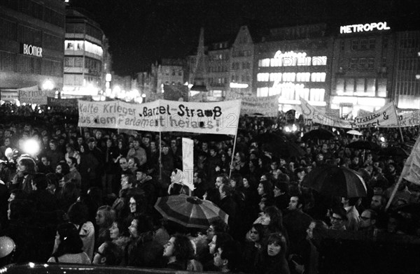 Supporters and friends of the SPD/FDP government coalition demonstrated in Bonn on 26 April 1972 with a torchlight march and rally in favour of the government and the ratification of the Eastern treaties