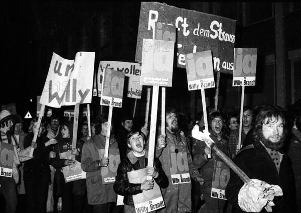 Supporters and friends of the SPD/FDP government coalition demonstrated in Bonn on 26 April 1972 with a torchlight march and rally in favour of the government and the ratification of the Eastern treaties