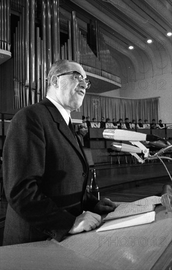 The SPD politician Herbert Wehner gave a speech in a church in the Ruhr area
