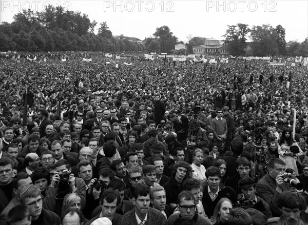 Many thousands of people gathered in Bonn on 11. 5. 1968 for the March on Bonn to protest against the emergency laws