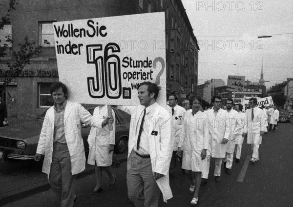 Hospital doctors demonstrated in Dortmund for higher salaries and against time overload in the service on 23 September 1971