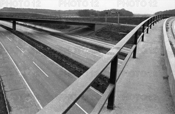 The 2nd carless Sunday on 1. 12. 1973 in the Ruhr area. At the Kamen intersection near Duisburg