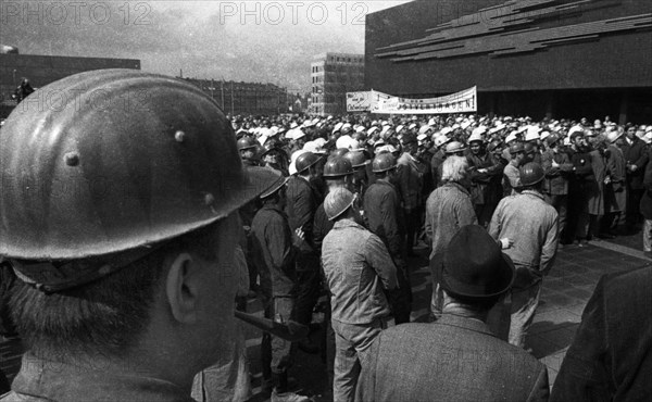 The detente policy of Willy Brandt and his SPD-FDP coalition was controversial. Spontaneously