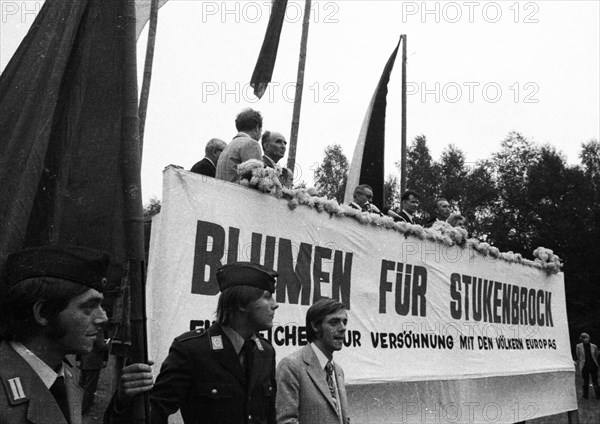 Left and peace movement committed flowers for Stukenbrock at the graves of Soviet war victims of the Nazi regime as a sign of reconciliation here on 4. 9. 1971 in Stukenbrock near Bielefeld