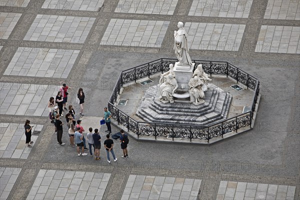 Teacher with group of pupils in front of the Schiller Monument on the Gendarmenmarkt