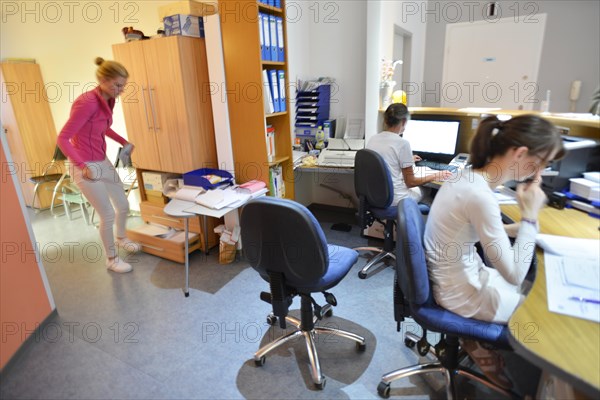 This internist in the centre of a larger city works mainly as a family doctor. The photo shows: The work of the team of medical assistants in the reception