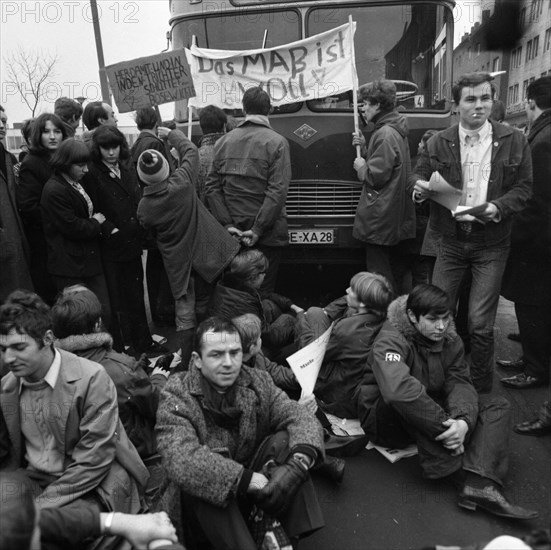 Students of all school types and ages in the Ruhr area in the years 1965 to 1971 jointly oppose price increases in local transport in the Ruhr cities