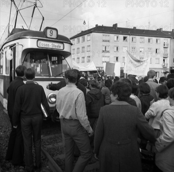 Students of all school types and ages in the Ruhr area in the years 1965 to 1971 jointly oppose price increases in local transport in the Ruhr cities