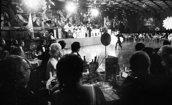 Banquet and ball at the Duesseldorf Hilton Hotel in 1966 accompanied by protest with reference to misery and terror in Brazil