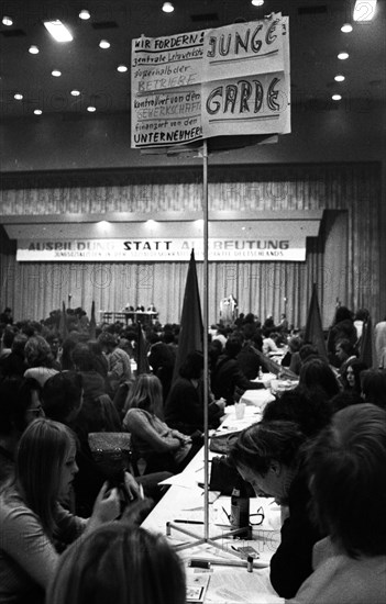 The Young Socialists had invited to a congress for apprentices on 28 November 1970 in Duesseldorf under the motto: Training instead of exploitation