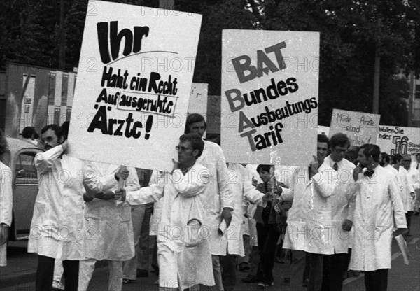 Hospital doctors demonstrated in Dortmund for higher salaries and against time overload in the service on 23 September 1971