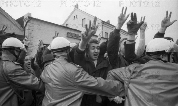 The right-wing radical action Resistance of the NPD was a nationwide response to Willy Brandt's policy of understanding with the East in 1970. These generated a sometimes furious reaction from left-wing parties and groups at the Au appearances of old and neo-Nazis. Neo-Nazis raise their hand with three fingers as identification and substitute for Hitler salute