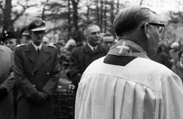 A meeting of the traditional associations of the Waffen- SS to honour their dead of the 6th SS Division North on 14. 11. 1971 in Hunrueck was accompanied by the Bundeswehr with officers and a squad of recruits