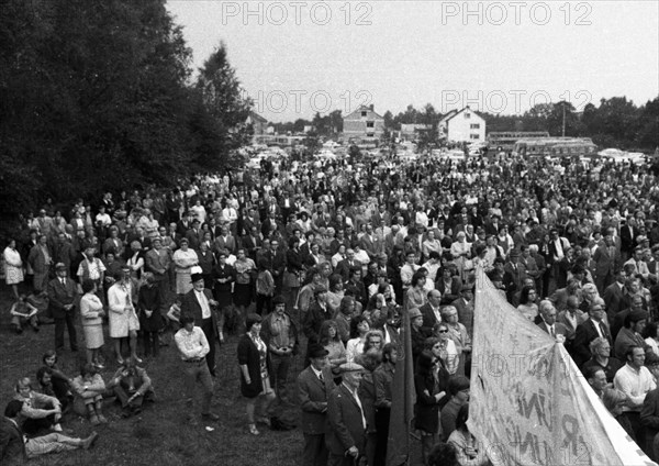 Left and peace movement committed flowers for Stukenbrock at the graves of Soviet war victims of the Nazi regime as a sign of reconciliation here on 4. 9. 1971 in Stukenbrock near Bielefeld