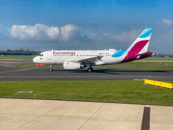 Aircraft Passenger aircraft Jet Jet Eurowings Airbus A319-132 D-AGWV in waiting position on taxiway taxiway in front of takeoff takeoff takeoff at Duesseldorf International Airport