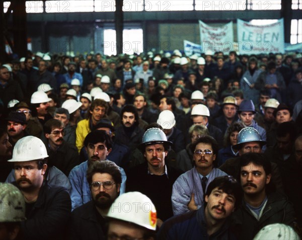 Du-Rheinhausen. Steelworkers of the Krupp steelworks fight for their jobs in 1987 and occupied the Rhine bridge