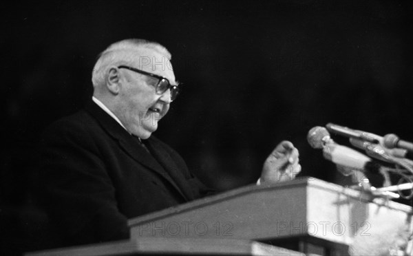 CDU election campaign rally in Dortmund's Westfalenhalle in 1965. Ludwig Ehrhard at the lectern
