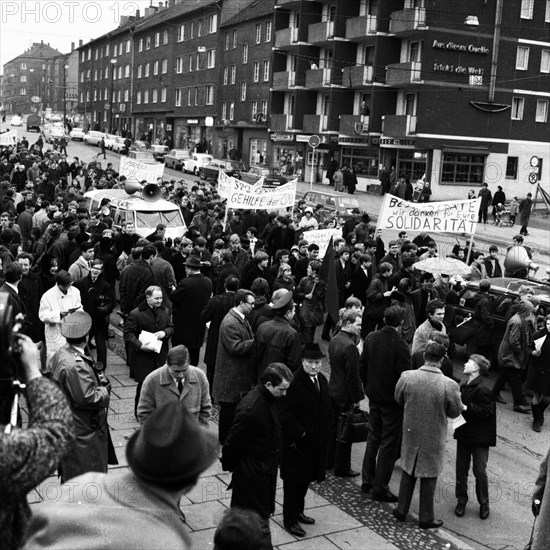 Students of all school types and ages in the Ruhr area in the years 1965 to 1971 jointly oppose price increases in local transport in the Ruhr cities