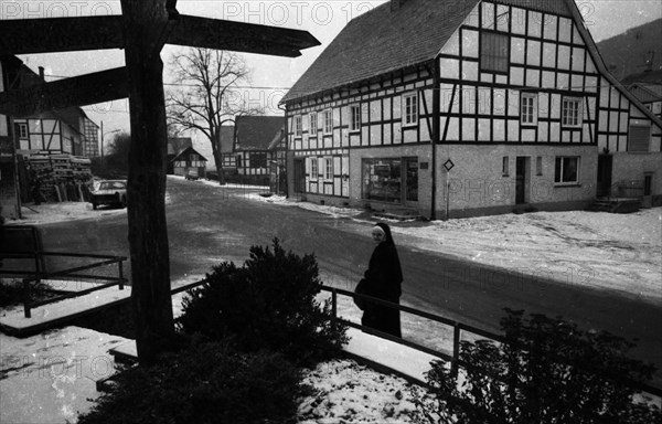 The village of Grafschaft in the winter of 1966 in the district of Meschede near Arnsberg in Hochsauerland