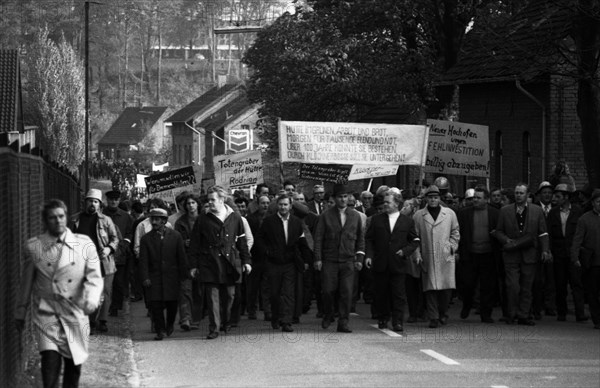 More than 3000 workers and employees of the Georgsmarienhuette GmbH steelworks in Georgsmarienhuette near Osnabrueck demonstrated on 22 October 1971 to secure their jobs