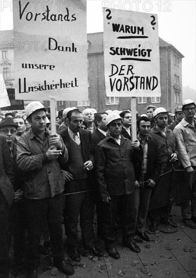 4000 workers of the steelworks Suedwestfalen AG took to the streets in Hagen on 4 October 1971 to protest for their jobs