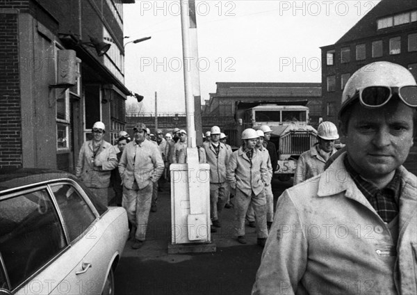 This warning strike of the steel workers of Hoesch AG Westfalenhuette on 10 January 1972 in Dortmund was a spontaneous strike which the participants extended to a demonstration in the city