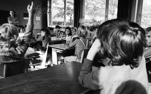 Among the pupils of the primary school - here in Dortmund on 1. 10. 1973 in German lessons - are many pupils whose parents are migrants