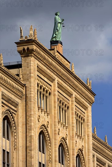 Gable with bronze statue of Justitia by Johann Halbig