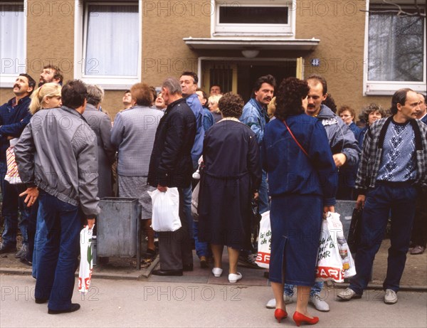 Gymnasium were also used. Immigrants and foreign refugees in North Rhine-Westphalia on 28. 10. 1988 in Unna-Massen. Since the sleeping accommodations were not sufficient