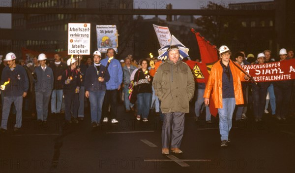 In the pre-Christmas period with its demands to the employers with the reduction of working time. here on 28. 11. 1990 at Hoesch AG Westfalenhuette