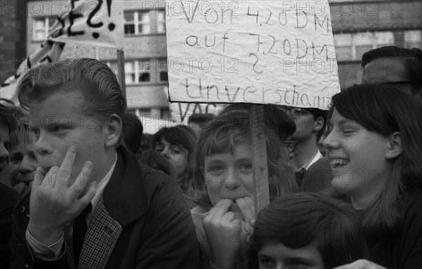 Students of all school types and ages in the Ruhr area in the years 1965 to 1971 jointly oppose price increases in local transport in the Ruhr cities