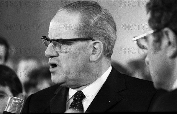 The Election Night 1969 on 28. 9. 1969 in Bonn . Journalists besiege SPD politician Herbert Wehner