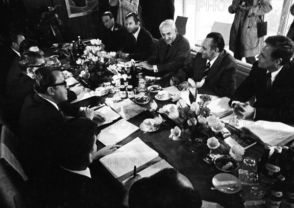 Delegations from the GDR with its leader Michael Kohl and from the Federal Republic with Egon Bahr as the Federal Republic's representative met in Bonn on 6. 4. 1972 to discuss intra-German treaties. Left p. 3. Michael Kohl