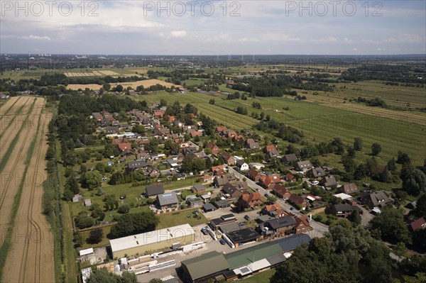 Residential area on the dyke in Hamburg's Vier- und Marschlanden. Kirchwerder