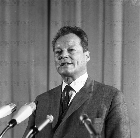 The SPD party conference of 1-5-6. 1966 in the Dortmund Westfalenhalle. Willy Brandt at the lectern