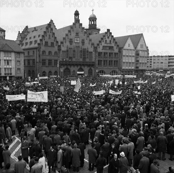 The Congress Emergency of Democracy was a first significant manifestation of trade unions and other democratic forces against the emergency laws on 30. 10. 1966 at the Roemer in Frankfurt/M