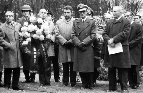 A meeting of the traditional associations of the Waffen SS to honour their dead of the 6th SS Division North on 14 November 1971 in Hunrueck was accompanied by the Bundeswehr with officers and a squad of recruits. Ribbon: My honour remains loyalty