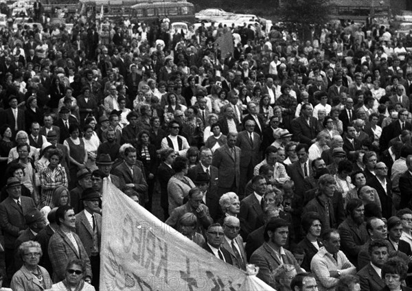 Left and peace movement committed flowers for Stukenbrock at the graves of Soviet war victims of the Nazi regime as a sign of reconciliation here on 4. 9. 1971 in Stukenbrock near Bielefeld