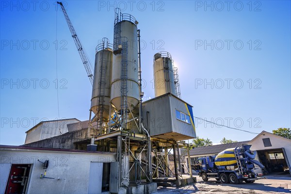 Steel silos and shovel crane