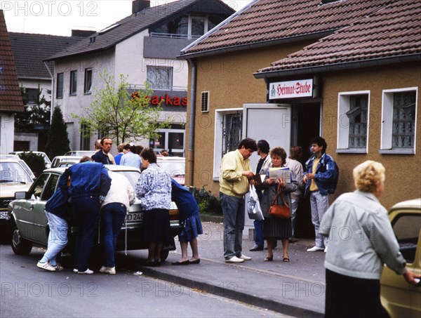 Gymnasium were also used. Immigrants and foreign refugees in North Rhine-Westphalia on 28. 10. 1988 in Unna-Massen. Since the sleeping accommodations were not sufficient