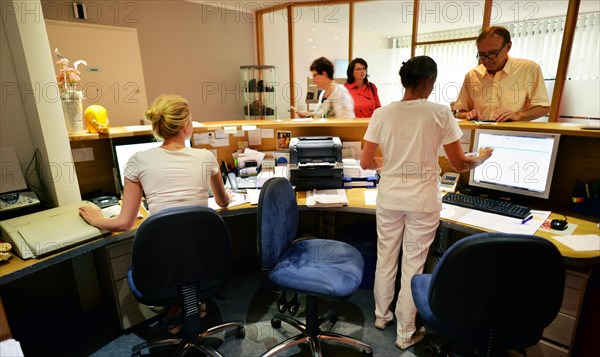 This internist in the centre of a larger city works mainly as a family doctor. The photo shows: The work of the team of medical assistants in the reception