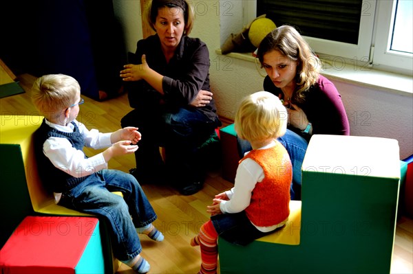 These former twin premature babies are cared for by the therapists in the practice for occupational therapy in order to improve their gross and fine motor skills in a child-friendly and playful manner