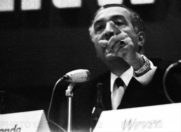 Leading politicians of the FDP in the 1966 federal election campaign in Dortmund. . Erich Mende at the lectern