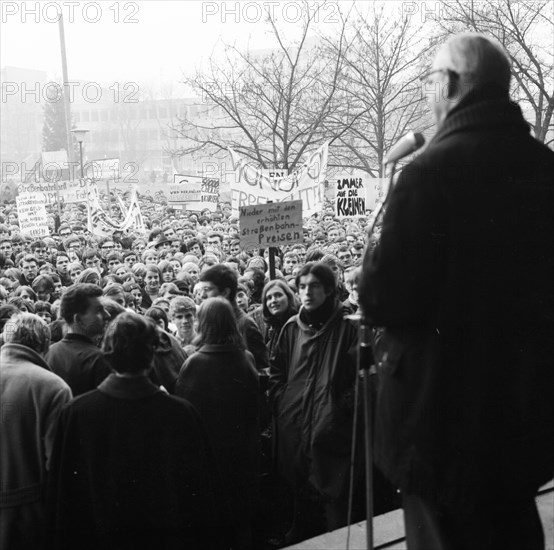 Students of all school types and ages in the Ruhr area in the years 1965 to 1971 jointly oppose price increases in local transport in the Ruhr cities