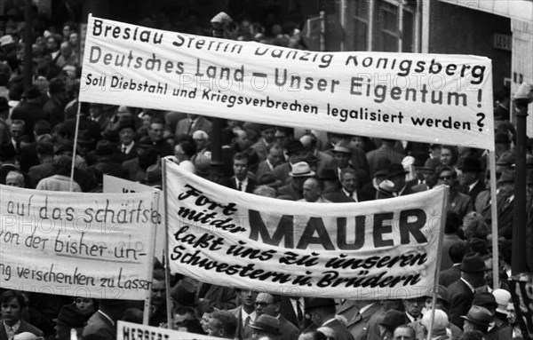 An expellees' rally on 30 May 1970 in Bonn with the NPD