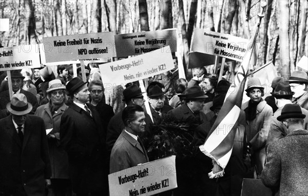 Good Friday 1945 the forest in Rombergpark was a place of crime. The commemoration of the Nazi crimes here on 23. 3. 1967 in Dortmund Bittermark a demonstration against neo-Nazism